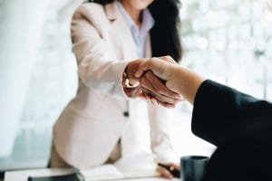 marketer shaking hands wtih marketing recruiter